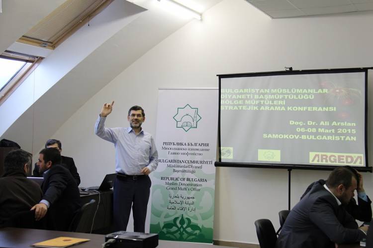 Doç. Dr. Ali Arslan Bulgaristan Başmüftülüğü'nde Arama Konferansı yönetti